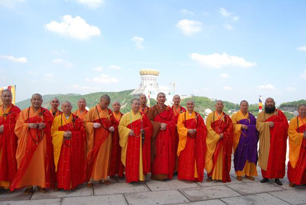 會(huì)稽山龍華寺舉行落成暨佛像開(kāi)光慶典法會(huì)